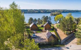 Karmelowe Domki Kaszuby, z jacuzzi na tarasie z widokiem na jezioro
